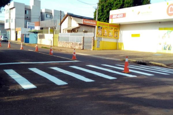 "Pé na faixa": pedestres e condutores precisam estar atentos aos diretos e deveres no trânsito