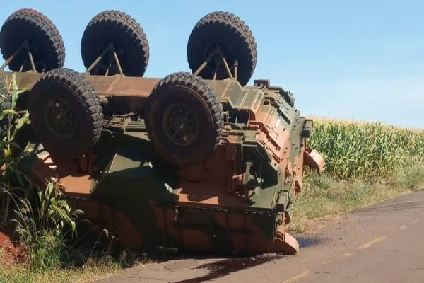 Tanque do Exército capota ao desviar de carro em Apucarana