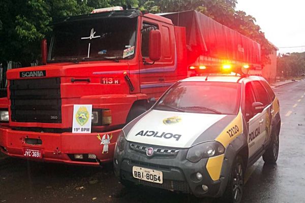 Policia Militar apreende caminhão carregado com cigarros contrabandeados