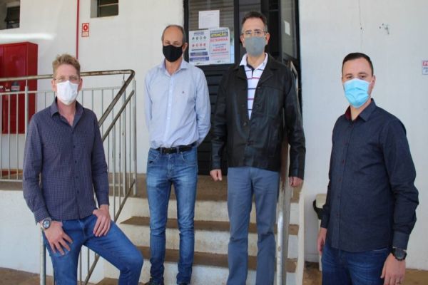 Secretaria de Saúde recepciona doação de material TNT para confecção de aventais