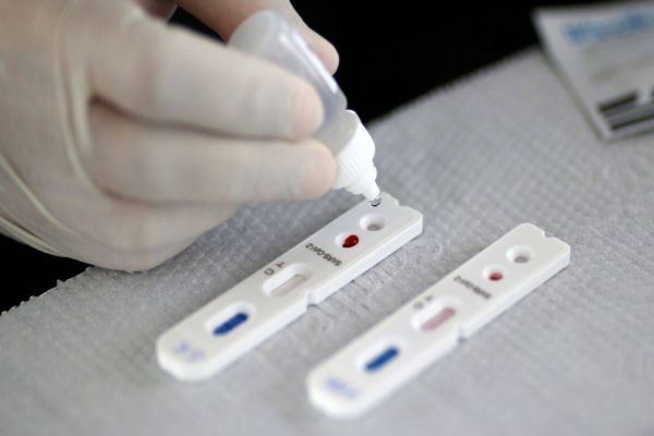Britânicos que produzem vacina farão testes com 10 mil pessoas