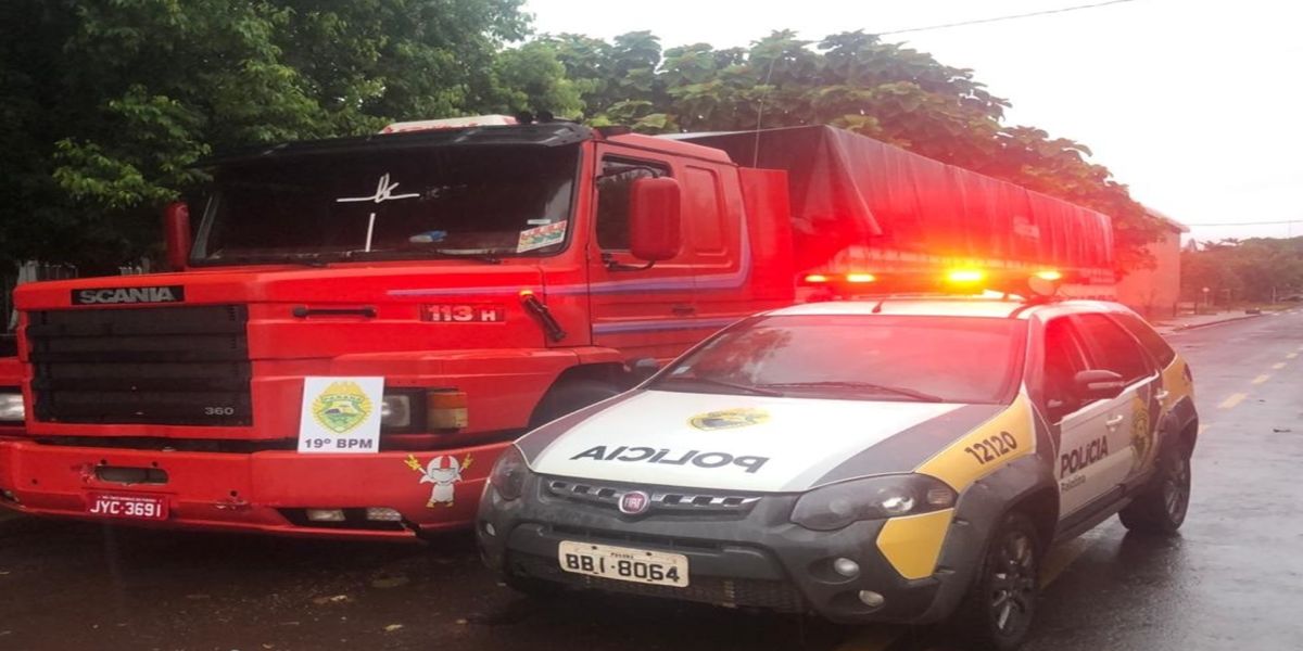 Polícia Militar apreende carreta carregada com 400 mil carteiras de cigarros em Palotina