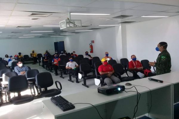 Forças Armadas capacitam funcionários para desinfectar áreas públicas