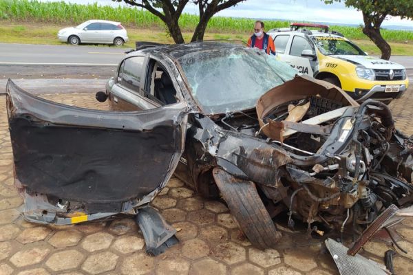 Jovem fica ferido ao bater Astra violentamente contra boste na PR-495