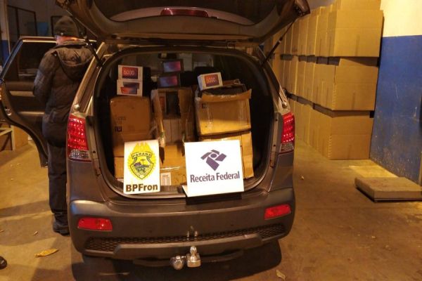 Imagem referente a notícia: BPFron e Receita Federal apreendem veículo carregado com contrabando em São Miguel do Iguaçu