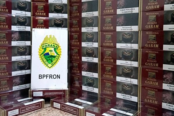 BPFRON apreende cigarros contrabandeados em bagageiro de ônibus em Cascavel