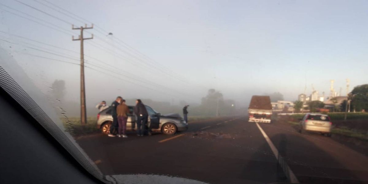 Gol colide contra traseira de caminhão em Formosa do Oeste