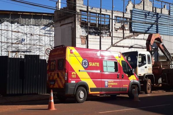 Jovem sofre fratura aberta em braço após sofrer queda 7 metros de altura no centro de Cascavel