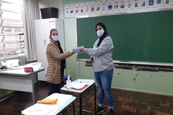 Parceria Escola e Família: alunos da Rede Municipal recebem Atividades Remotas