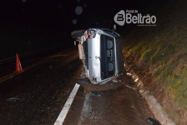 Uno fica destruído em capotamento na PR-280