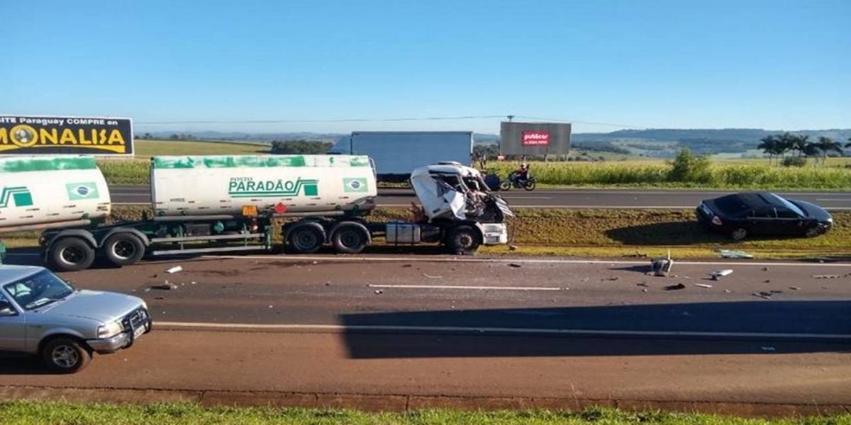 Dois caminhões e veículo se envolvem em acidente na BR-277 em Medianeira