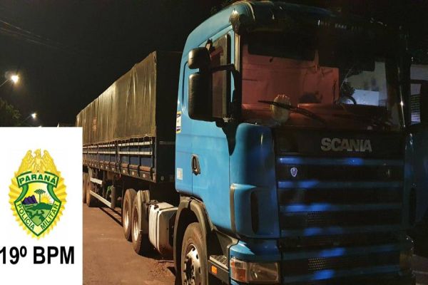 PM apreende carreta carregada com meio milhão de maços de cigarro contrabandeados