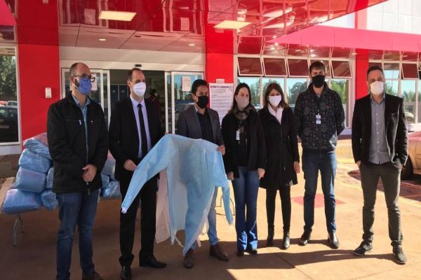 Hospital Universitário recebe 600 aventais impermeáveis para ajudar no combate à Covid-19