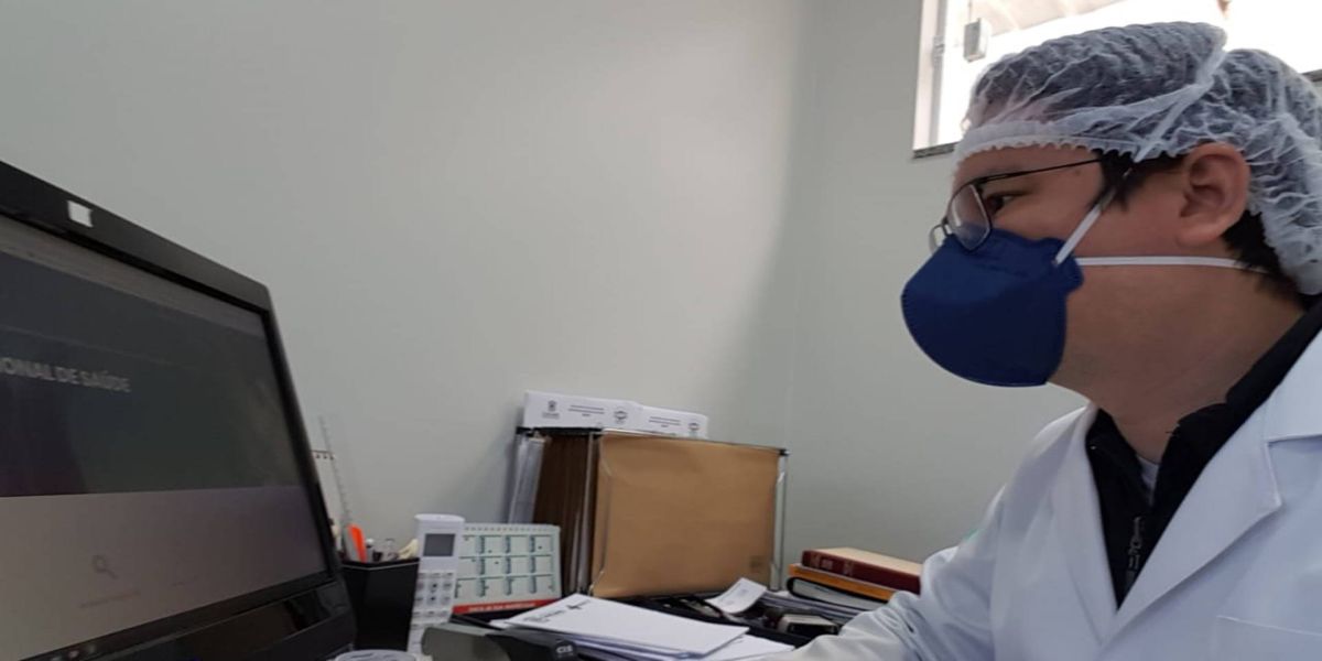 Médico Infectologista orienta sobre os cuidados ao tossir ou espirrar com a máscara