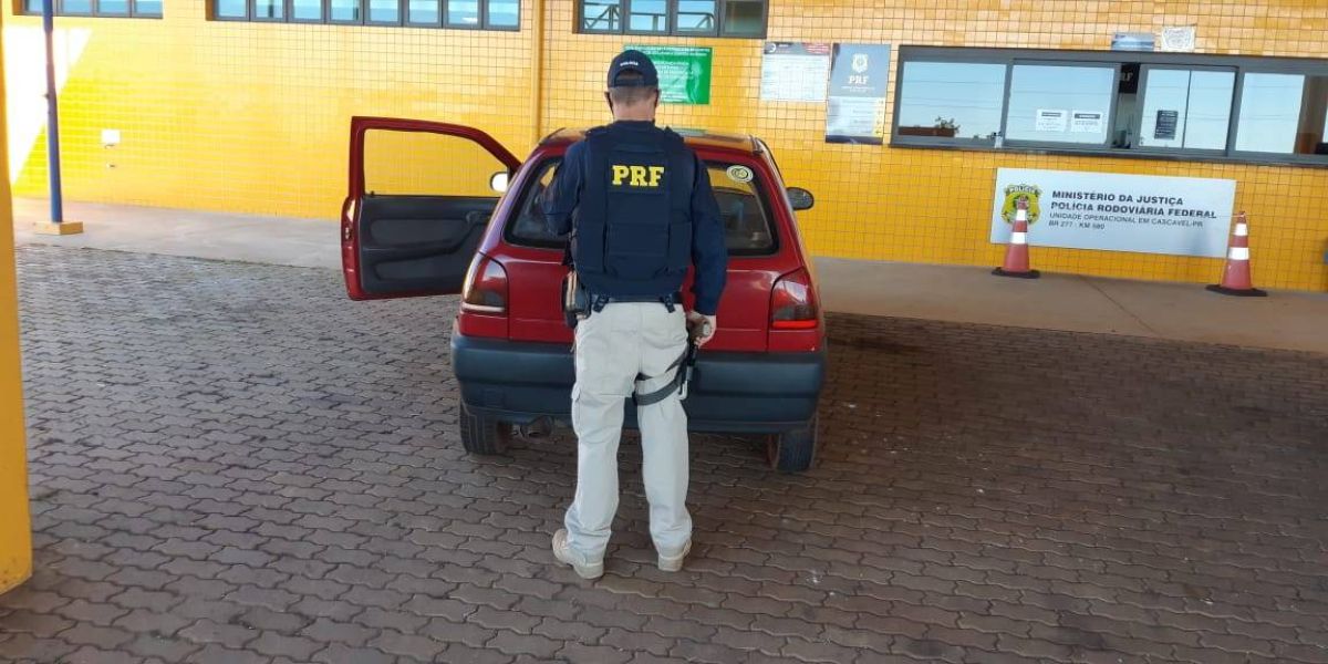 PRF recupera veículo Gol furtado em Cascavel