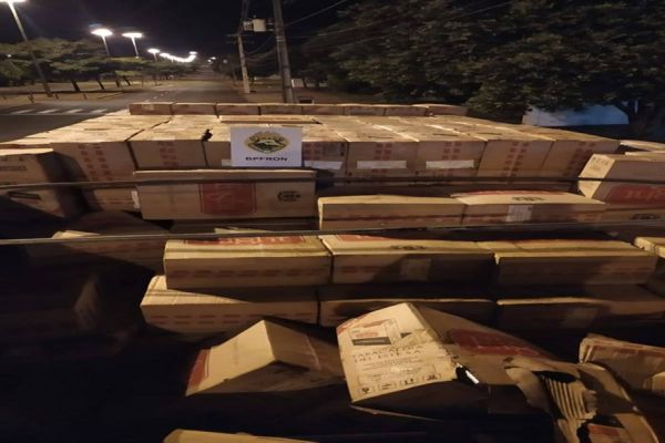 BPFRON apreende caminhão carregado de cigarros em Guaíra