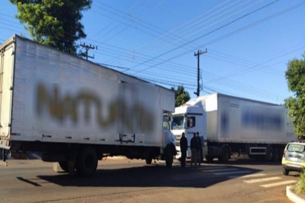 Caminhão desgovernado causa acidente no centro de Pato Bragado