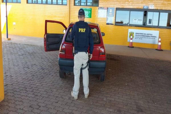 PRF recupera veículo Gol furtado em Cascavel