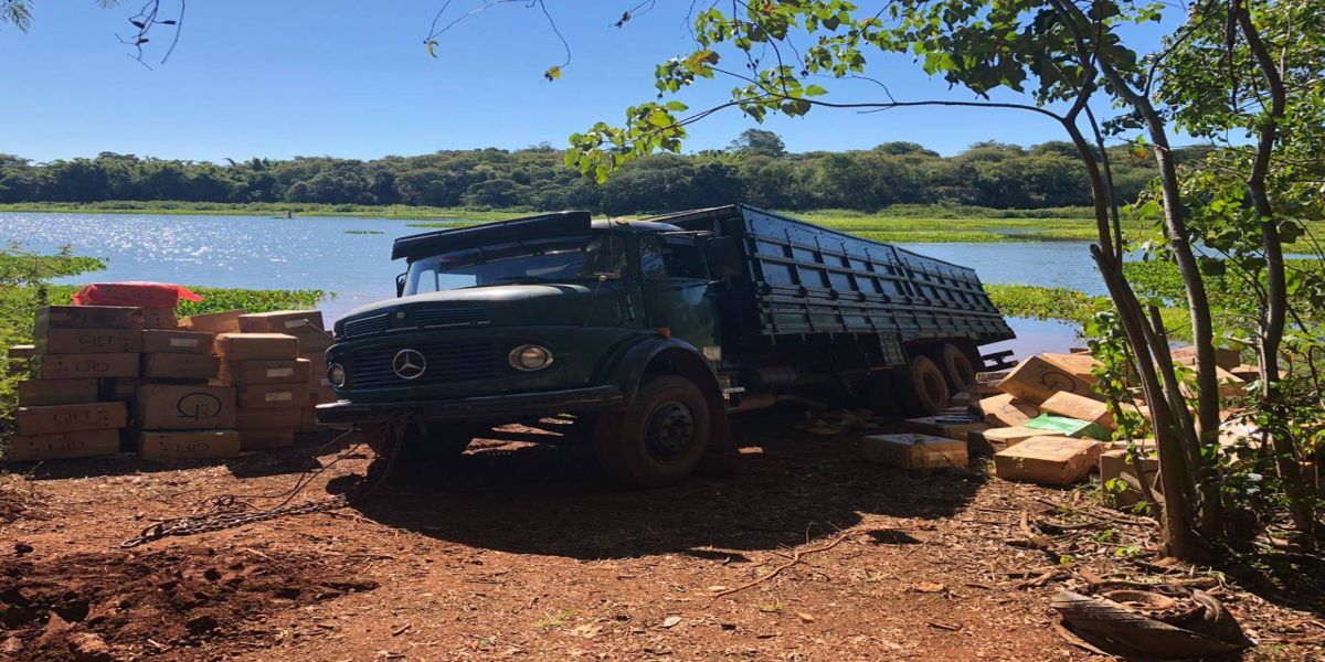 Policiais realizam apreensão de caminhão, embarcações carregamento foi avaliado em R$1 milhão