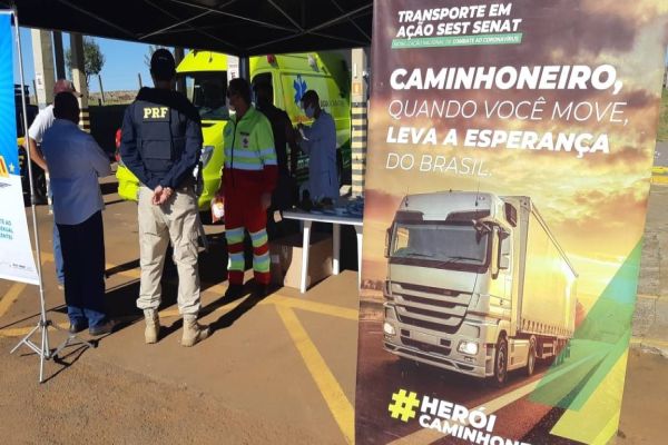 PRF executa ação de apoio aos caminhoneiros e reforça medidas de prevenção da COVID-19