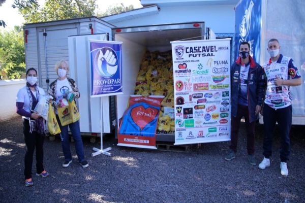 Cascavel Futsal realiza a entrega de donativos arrecadados na ação solidária Futsal Faz Bem