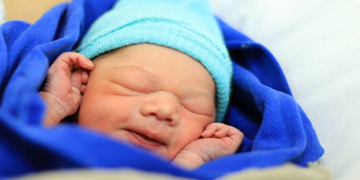 Servidoras do Centro Obstétrico tingem gorros para recém-nascidos do Huop