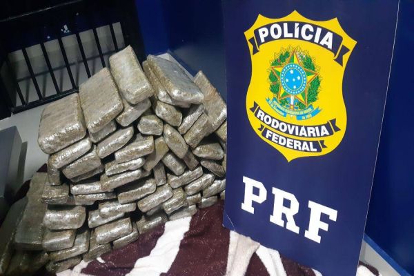 Imagem referente a notícia: Operação Tamoio: PRF apreende maconha, pistola, munição, celulares e relógios no Paraná