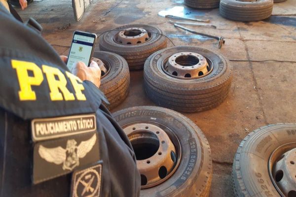 Imagem referente a notícia: Em operação conjunta, PRF apreende mais de 600 quilos de maconha em Foz do Iguaçu; assista