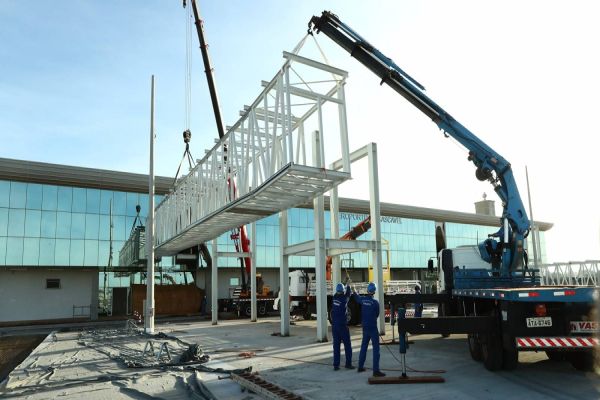 Imagem referente a notícia: Com pontes de embarque sendo instaladas, Aeroporto eleva o nível de modernização