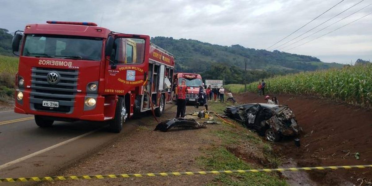 Carro sai da pista, bate em barranco e dois jovens morrem na PR-475