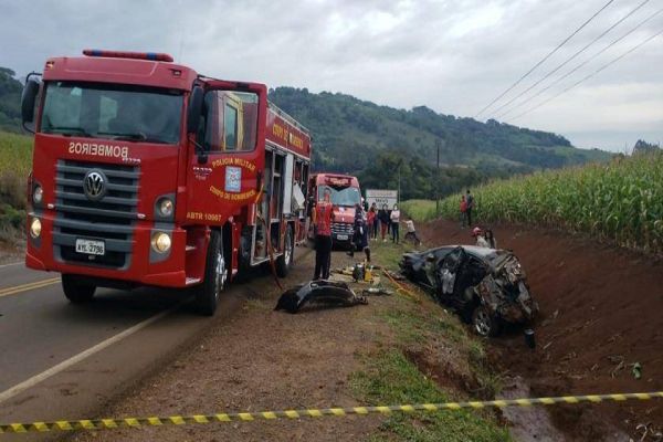 Imagem referente a notícia: Carro sai da pista, bate em barranco e dois jovens morrem na PR-475