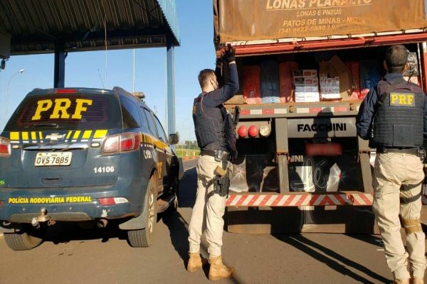 Imagem referente a notícia: PRF apreende bitrem com carga de cigarros contrabandeados avaliada em R$ 3 milhões em Terra Roxa