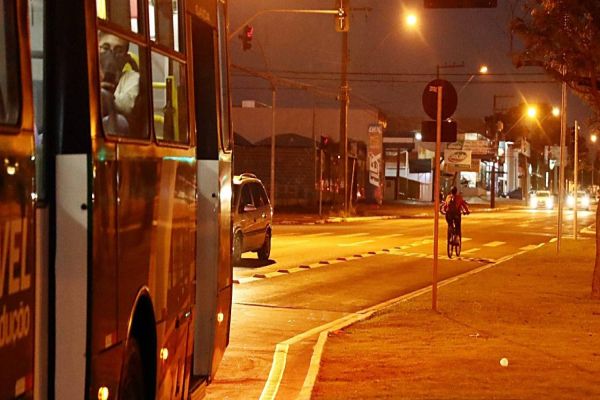 Pedestres e ciclistas persistem no equívoco de utilizar as pistas exclusivas do transporte coletivo