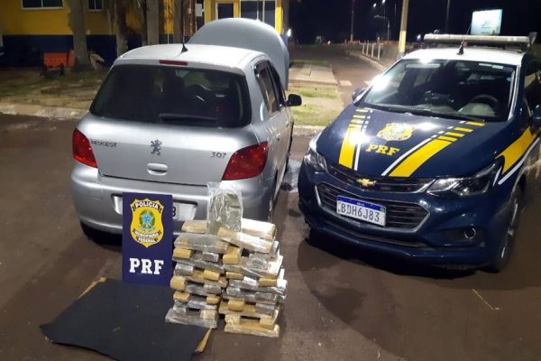 Imagem referente a notícia: PRF apreende veículo carregado com maconha escondida no porta-malas na BR-277