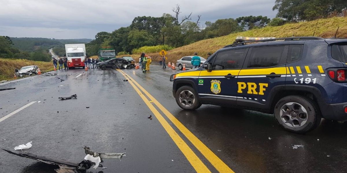 PRF atende gravíssimo acidente, com três mortes, em Teixeira Soares