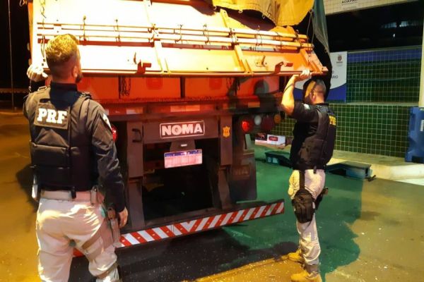 PRF apreende bitrem com carga de cigarros contrabandeados avaliada em quase R$ 3 milhões em Guaíra