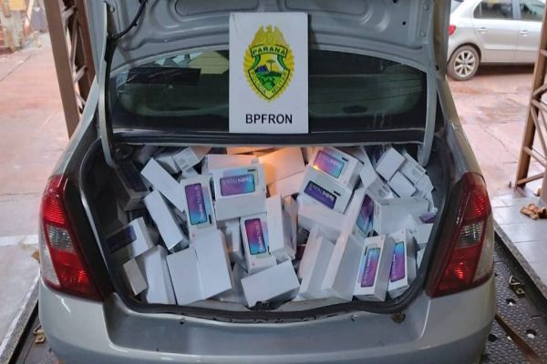 BPFron apreende carro com 477 celulares contrabandeados e prejuízo ao crime de 770 mil reais