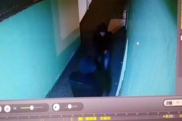 Imagem referente a notícia: Bandidos invadem Cmei e GM age rápido detento dois suspeitos no Bairro Morumbi