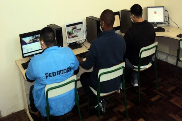 Presos do Paraná cursam ensino superior à distância com bolsa de estudos