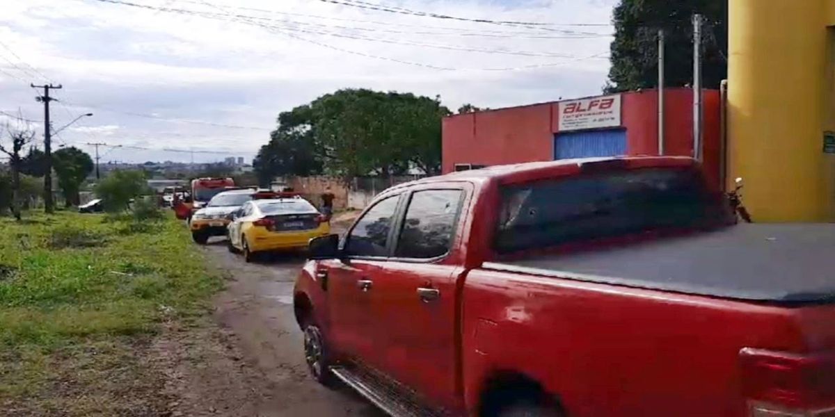Adolescente de 16 anos é baleado e outro é preso após roubo de caminhonete em Cascavel