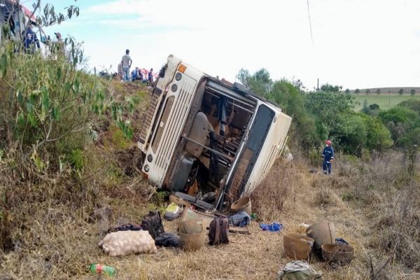 Ônibus com trabalhadores rurais tomba em rodovia e deixa mais de 40 feridos na PR-170