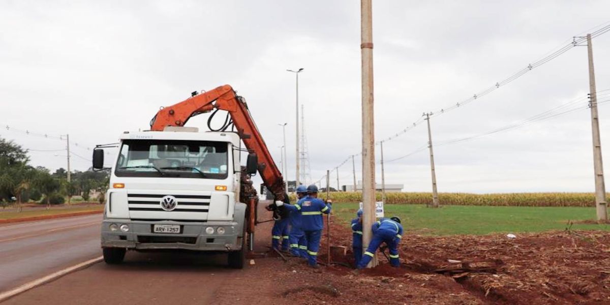 Cafelândia instala super postes com LED na PR-574
