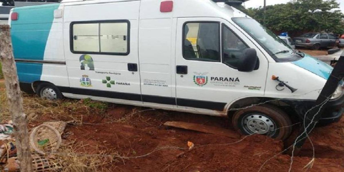 Homem furta ambulância, mas é preso após atolar o veículo no noroeste do Paraná