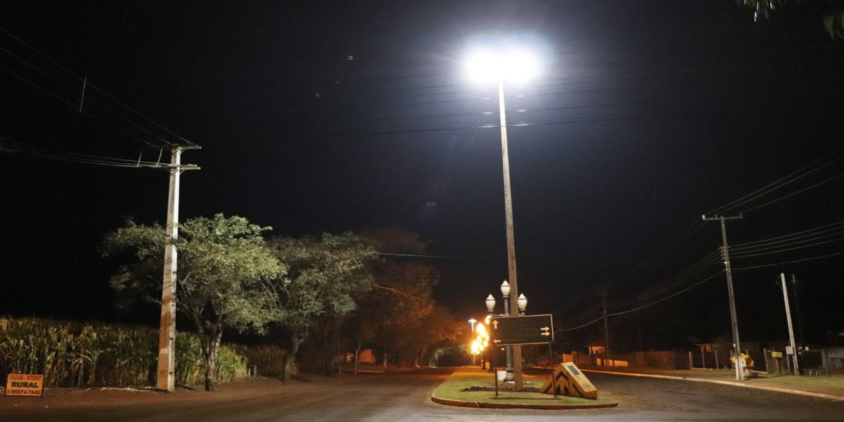 Central Santa Cruz recebe três super postes com iluminação de LED