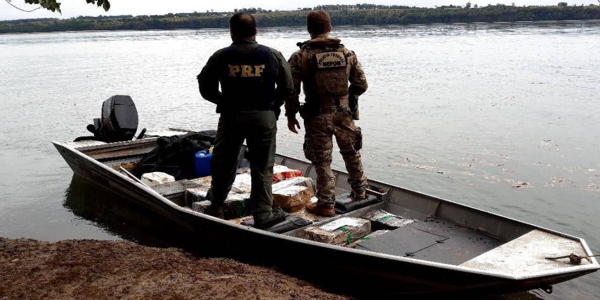 PRF e PF apreendem embarcação carregada com maconha durante patrulhamento aéreo sobre o Rio Paraná