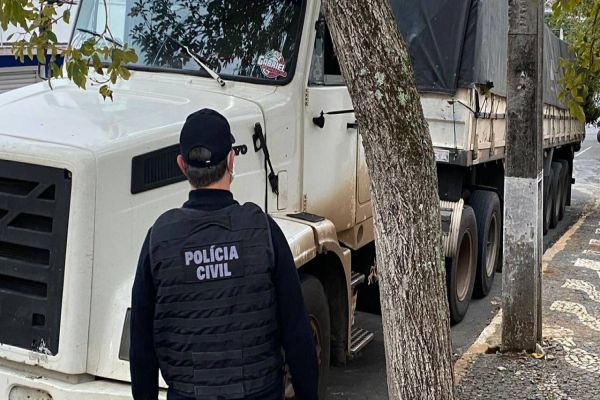 Imagem referente a notícia: Polícia Civil recupera caminhão furtado com mais de 32 toneladas de soja devida em Dourados