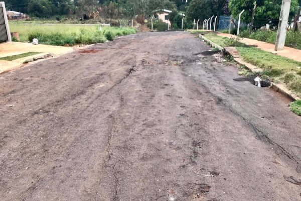 Internautas reclamam de buracos e asfalto todo deteriorado na Rua Golfinho no Bairro Jardim Colmeia