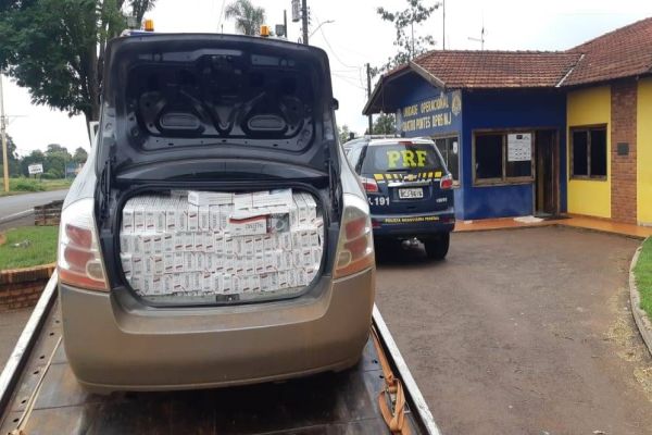 Imagem referente a notícia: PRF apreende carro recheado de cigarros em Marechal Cândido Rondon