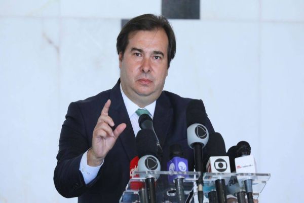 Maia aguarda proposta do governo para debater prorrogação de auxílio