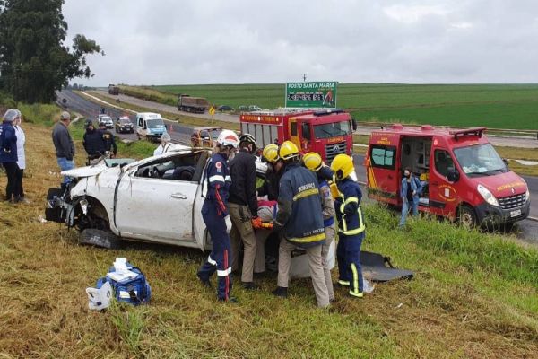 Médica fica ferida após capotamento na BR-163 em Santa Tereza do Oeste